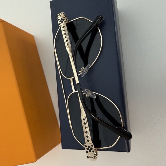 Louis Vuitton  Geometric Sunglasses with Bold Frames Unisex - Picture 3 of 7
